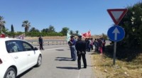 Caro Operai Contro, 1.300 operai licenziati del settore tessile del Marghine e della Baronia in Sardegna, hanno nuovamente manifestato con un blocco stradale vicino a Ottana. Il sindacato rivendica “le politiche attive sul lavoro”, ma di fatto questi 1.300 operai licenziati, sono da due anni senza ammortizzatori sociali. L’assessore regionale aveva fatto balenare la possibilità della cassa integrazione in deroga, finora non s’è visto niente. Certo darebbe un po’ di respiro, anche se come disoccupati non cambierebbe la prospettiva. La rimozione di questa società che ci porta in rovina, diventa sempre più chiaramente la strada da percorrere. Il partito […]