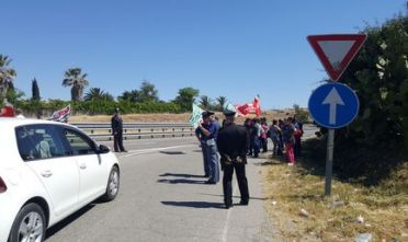 Caro Operai Contro, 1.300 operai licenziati del settore tessile del Marghine e della Baronia in Sardegna, hanno nuovamente manifestato con un blocco stradale vicino a Ottana. Il sindacato rivendica “le politiche attive sul lavoro”, ma di fatto questi 1.300 operai licenziati, sono da due anni senza ammortizzatori sociali. L’assessore regionale aveva fatto balenare la possibilità della cassa integrazione in deroga, finora non s’è visto niente. Certo darebbe un po’ di respiro, anche se come disoccupati non cambierebbe la prospettiva. La rimozione di questa società che ci porta in rovina, diventa sempre più chiaramente la strada da percorrere. Il partito […]