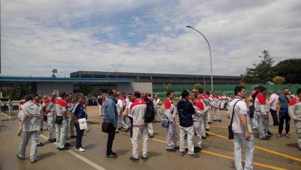  volantino  distribuito fuori alla FCA di Pomigliano il 12 giugno 2017 Lo sciopero degli operai che vanno a Cassino cambia tutto. Per anni la FIAT ha tenuto metà fabbrica fuori e l’altra metà a lavoro con ritmi impossibili. Lo sciopero degli operai che vanno a Cassino è stata una liberazione per tutti gli operai. E’ come se qualcuno avesse cominciato a dire a voce alta: “Basta con il clima da caserma in fabbrica. Basta dire sempre sì alla fiat. Basta con i sindacati firma tutto sulla pelle degli operai”. A Pomigliano ci sono tre cose al centro dell’attenzione degli […]
