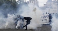 Redazione di operai contro, anche a Parigi, la polizia ha attaccato i manifestanti antagonisti. La disoccupazione in Francia è pari a quella italiana. Il Jobs act francese ha macellato il salario operaio. La polizia ha attaccato coloro che sono contro i padroni e il loro governo. AFP  