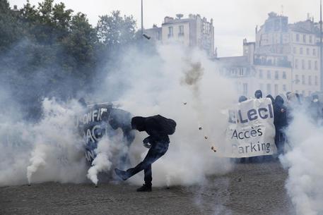 Redazione di operai contro, anche a Parigi, la polizia ha attaccato i manifestanti antagonisti. La disoccupazione in Francia è pari a quella italiana. Il Jobs act francese ha macellato il salario operaio. La polizia ha attaccato coloro che sono contro i padroni e il loro governo. AFP  