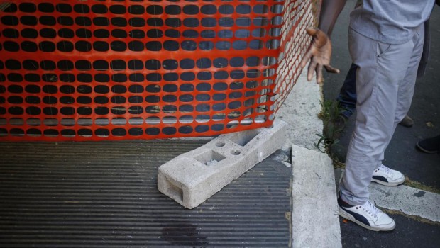 LAVATO VIA IL SANGUE, RESTA LA LEGALITA’! Ok Ok è morto, acciaccato da un motorino dei “vigilantes urbani”, ma se l’è pure andata a cercare. Ma non lo sanno, ‘st’ambulanti, che vendere per strada è contro la legge, e contro i commercianti, e contro gli affari puliti, il profitto legale? Ma non lo sanno, ‘sti negri, che questo è degrado, come quegli altri criminali di turisti poveri che osano mangiare sulle scale di un monumento e lavarsi le mani ad un nasone, o quei cenciosi …di mendicanti che oltrepassano i quartieri loro destinati e si “allargano” al centro, al […]