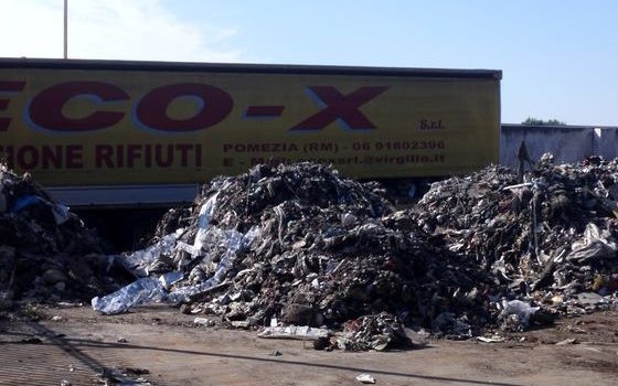 Redazione di Operai Contro, La mattina del 5 maggio 2017 un’enorme e densa colonna di fumo nero si è alzata dal rogo del capannone della Eco X di Pomezia Nel capannone e fuori dal capannone erano ammucchiate enormi quantità di balle di plastica. L’azienda si definisce “impresa di raccolta e smaltimento di rifiuti industriali e speciali”. Più che smaltimento si accumulavano rifiuti Nell’area circostante si sono riversati inquinanti quali diossine, Pm10, Pbc, benzopirene in quantità molto superiori alla norma. Pochi giorni fa è andato a fuoco un capannone di rifiuti nella discarica di Malagrotta, tre roghi in un mese […]