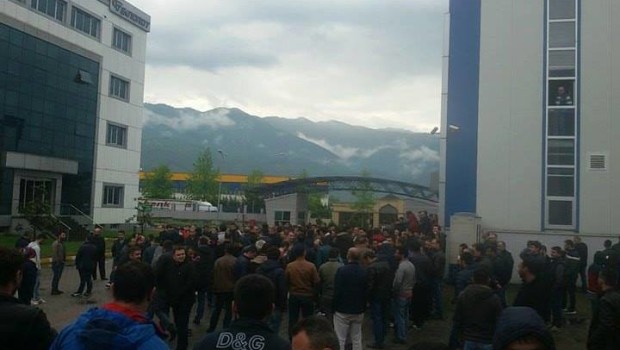 TEKNOROT İŞÇİLERİ! KAZANMAK İÇİN ŞU NOKTALARA DİKKAT EDELİM!Teknorot işçisi kardeşler! Daha önce yaptığımız direnişler de bize gösteriyor ki, direniş bir irade savaşı şeklinde geçer. Karşı taraf kendisini kararlı ve uzlaşmaz göstermeye çalışır. Umutsuzluk ve yılgınlık yaymak ister. Kesinlikle konuşmam, görüşmem der. Bu arada polis gücünü kullanmak ister. Yaptığınız yasadışı der. Müdahale olacak der. Bu tür söylentiler özellikle yayılmaya çalışılır. Şunu unutmayın mutlaka içinizde yönetimle bağlantılı kişiler olabilir. Bunlar özellikle böyle davranıyor da olabilir. Kesinlikle umutsuzluğa kapılmayın. Gücünüz birliğinizdedir. Bir sıkıntı gördüğünüzde anında önlem almalısınız. Bunun karşısında hep yüzünüz gülsün ve kesinlikle alanda dağılmaya izin vermeyin. Özellikle dışarıdan işçilerin, ailelerin […]