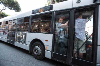 Caro Operai Contro, le tariffe dei trasporti pubblici potranno variare in base al “reddito” dei viaggiatori. Quindi i disoccupati, gli operai e i lavoratori senza busta paga o con salari bassi non dovrebbero pagare il trasporto pubblico. Altrimenti la variazione in base al “reddito”, è solo un pretesto per tartassare sempre gli stessi. Uno dei tanti espedienti di propaganda del governo Gentiloni in vista delle prossime elezioni. Organizziamo il sabotaggio contro la stangata alle tariffe dei trasporti pubblici. Trasporti gratis per gli operai e i meno abbienti! Saluti da un pendolare   Agenzia Adnkronos Bus e metro, in arrivo […]