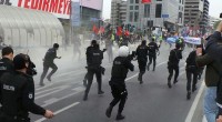 La polizia turca ha usato gas lacrimogeni per disperdere i manifestanti che volevano radunarsi in piazza Taksim a Istanbul, per celebrare il primo maggio nonostante il divieto di riunirsi in questa piazza simbolica. Il gruppo di manifestanti, composto da diversi gruppi di sinistra, sventolava delle bandiere con degli slogan contro il governo, come “Lunga vita al primo maggio, no al dittatore”. Almeno una persona è stata fermata dalla polizia.