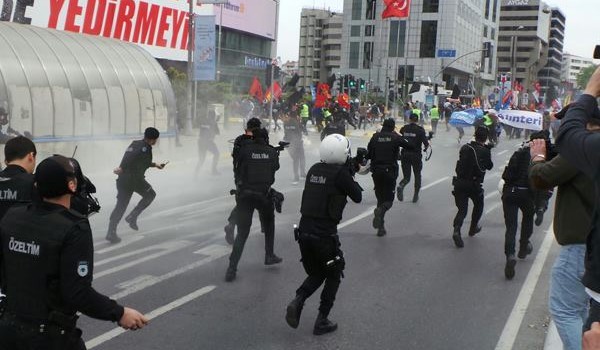 La polizia turca ha usato gas lacrimogeni per disperdere i manifestanti che volevano radunarsi in piazza Taksim a Istanbul, per celebrare il primo maggio nonostante il divieto di riunirsi in questa piazza simbolica. Il gruppo di manifestanti, composto da diversi gruppi di sinistra, sventolava delle bandiere con degli slogan contro il governo, come “Lunga vita al primo maggio, no al dittatore”. Almeno una persona è stata fermata dalla polizia.