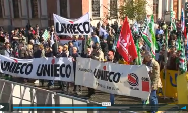 Caro Operai Contro, 220 lavoratori della cooperativa di costruzione UNIECO su 340, sono appesi ad un decreto regio tornato in vigore dopo l’operato della Fornero. Il sindacato si sta prodigando perché arrivino al più presto le lettere di licenziamento, solo così gli operai potranno richiedere l’assegno di disoccupazione (Naspi). Siamo al paradosso che, anziché contrastare i licenziamenti ed il taglio degli ammortizzatori sociali, il sindacato fa la corsa per fare arrivare in fretta le lettere di licenziamento. Con questo sindacalismo il padrone potrà anche risparmiare le spese per i suoi consulenti. Saluti da un lettore   Tratto da Reggionline […]