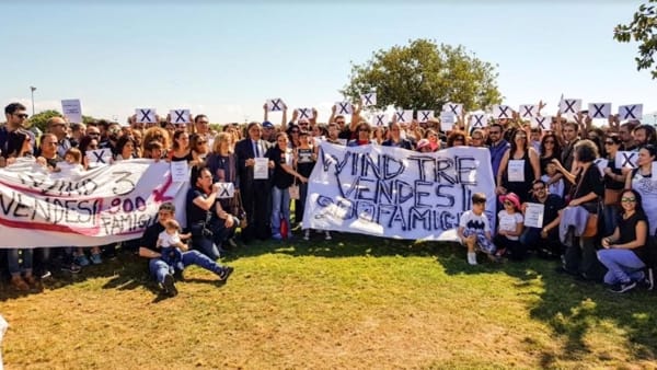 Redazione di Operai Contro, Sciopero nazionale di otto ore, il 14 giugno, e blocco degli straordinari, dei turni programmati di notte  e della reperibilità dal 15 al 25: è quanto hanno deciso i sindacati dopo l’incontro di stamattina, a Roma, tra le segreterie nazionali di categoria e i vertici dell’azienda di telecomunicazioni Windtre, che impiega a Cagliari 400 lavoratori. Il confronto non ha prodotto alcun avanzamento positivo nella vertenza, da qui la decisione. Da Windtre a Sky, fino a Tiscali: sono a rischio tre aziende, che in totale occupano oltre 2.000 persone, quasi 3.000 con l’indotto”. I sindacati chiedono […]