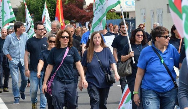 Caro Operai Contro, il 9 giugno come avevi dato notizia, si è svolta la manifestazione degli operai della Ceme di Carugate alle prese con 97 licenziamenti. Il padrone pensando che gli operai avessero lasciato sguarnita la fabbrica per andare alla manifestazione, ha tentato il colpo gobbo di far entrare i camion per portar fuori più apparecchiature possibili, iniziando a smantellare la fabbrica di Carugate, che ha dichiarato via email agli operai di voler chiudere. Gli operai nonostante la manifestazione avevano mantenuto comunque un presidio, che è riuscito a sventare il piano del padrone. Gli operai della Ceme sono determinati […]