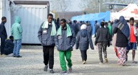 Redazione di Operai Contro, In Sardegna chi ha fallito col turismo si è ripreso con gli immigrati scampati all’annegamento. I soldi dati alle  cooperative non arrivano agli emigranti, ma ai padroni delle cooperative. In pratica lo stato finanzia i padroni come fa in tutti i  settori. Spesso i padroni delle cooperative sono gli amici dei parassiti della politica. Finiamola con le storielle. Lo Stato investe per l’accoglienza 4,5 miliardi l’anno. Per un richiedente asilo adulto vengono erogati ai padroni delle cooperaqtive 35 euro al giorno. Per un minorenne 45. Complessivamente nelle strutture temporanee di accoglienza sono ospitati attualmente 142.981 […]