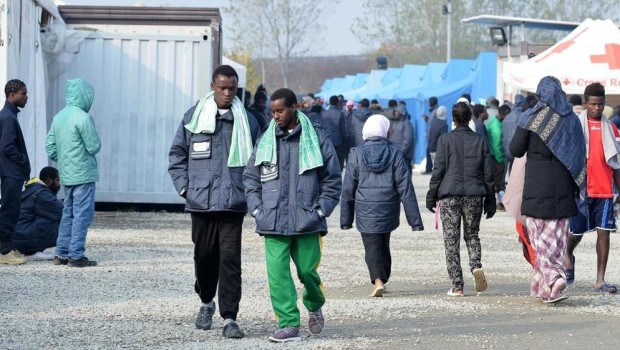 Redazione di Operai Contro, In Sardegna chi ha fallito col turismo si è ripreso con gli immigrati scampati all’annegamento. I soldi dati alle  cooperative non arrivano agli emigranti, ma ai padroni delle cooperative. In pratica lo stato finanzia i padroni come fa in tutti i  settori. Spesso i padroni delle cooperative sono gli amici dei parassiti della politica. Finiamola con le storielle. Lo Stato investe per l’accoglienza 4,5 miliardi l’anno. Per un richiedente asilo adulto vengono erogati ai padroni delle cooperaqtive 35 euro al giorno. Per un minorenne 45. Complessivamente nelle strutture temporanee di accoglienza sono ospitati attualmente 142.981 […]