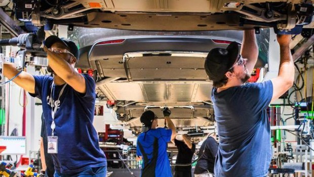 Redazione, il giornalista borghese, Giorgio Bocca,nei primi anni ’80 pronosticava la fine dello sfruttamento degli operai, che sarebbero diventati da tute blu, colletti bianchi. Non più brutti, sporchi e cattivi ma tecnici in camice bianco a dirigere  la produzione dai monitor dei computer. Il prototipo erano da noi gli stabilimenti di Cassino e Melfi che diventavano nella narrazione fantasiosa quasi campus universitari. Abbiamo visto come è andata a finire per gli operai negli stabilimenti in questione. Il sig. Franco Piperno  ci preannuncia quasi lo stesso scenario. A breve! “Il rifiuto del lavoro salariato da prassi sovversiva operaia ha subito un stravolgimento ed una […]