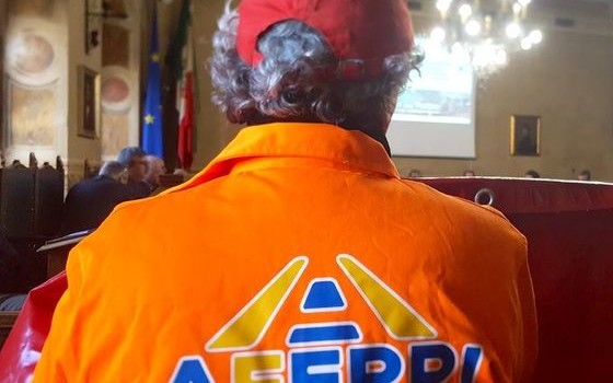 Redazione di Operai Contro, sono più di 5 anni che i sindacalisti della FIOM ci fanno  sopravvivere con la elemosina della cassa integrazione. Sono più di 5 anni che loro si fanno tavolate con il governo sui piani industriali Ora che AFERPI si è dimostrato un bluff ci avevano convinti a pazientare Il governo del Pd ci avrebbe concesso altri due anni di sopravvivenza con la cassa integrazione Ora strillano i sindacalisti della FIOM: “A oltre due mesi dalla presentazione dell’istanza di proroga di ulteriori due anni di contratto di solidarietà, che riguarda oltre 2.100 lavoratori Aferpi, nessun segnale […]