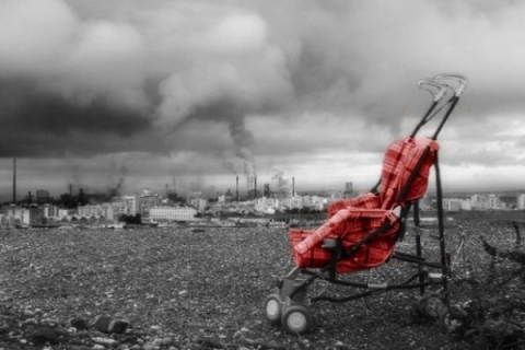 Redazione di operai  contro, noi operai costretti a lavorare per i profitti dei padroni con la morte sulle spalle. I nostri figli assassinati . Un gruppo di parassiti politici che da anni protegge gli interessi dei padroni. I sindacalisti mazzettari che con il ricatto del lavoro ci impongono di non ribellarci, mentre nella realtà verniamo licenziati. Un operaio dell’acciaio Dalla lettera inviata a Mattarrella «Ambra aveva sette anni e ancora qualche regalo da aprire prima di lasciare qui il suo corpo privo di respiro. Era figlia di disoccupati. Era figlia di Taranto, la città che ogni maledetto giorno, da […]