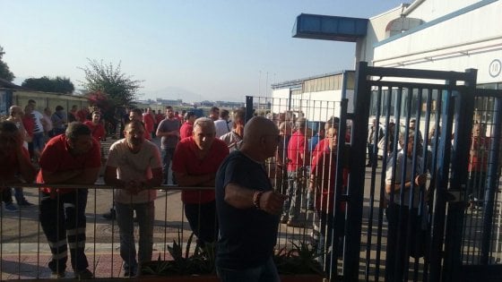 Redazione di Operai Contro, i 178 operai di Atitech di Capodichino ocupano la fabbrica. I sindacati ci avevano assicurato che passando da Alenia ad Atitech avremmo avuto il posto di lavoro. Non era vero. L’Atitech  ha comunicato che la cassa integrazione a zero ore scattera  da giovedi prossimo. La Atitech (allora di Alenia) e’ stata acquisita nel 2009 dalla Meridie di Gianni Lettieri Che ora chiede il rispetto degli accordi e rivendica un credito di sei miliardi mai versato. Noi operai invece chiediamo di essere riassorbiti da Leonardo Finmeccanica. L’Atitech tra poco ci trasformerà in esuberi. Intanto, mentre la […]