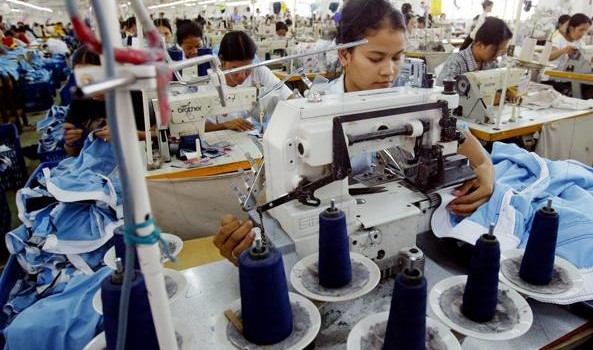 Le donne che lavorano nelle fabbriche cambogiane di alcune delle più note marche sportive, da Nike a Asics, soffrono di svenimenti a causa delle condizioni in cui sono costrette ad operare. Un’inchiesta pubblicata domenica 25 giugno su The Observer rivela che nell’ultimo anno più di 500 dipendenti di quattro diverse fabbriche che lavorano per Nike, Puma, Asics e VF Corporation sono state ricoverate in ospedale. L’episodio più clamoroso è avvenuto lo scorso novembre quando nell’arco di tre giorni sono svenute 360 operaie in una fabbrica che produce scarpe da ginnastica per la Asics nella provincia di Kamong Speu. Altre […]