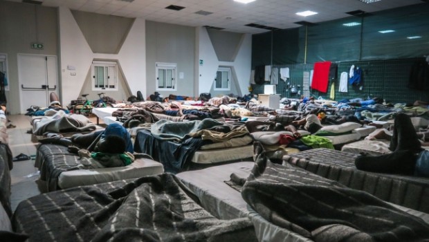 Redazione di Operai Contro, Foggia è la citta dei ghetti. Reportage esclusivo di Danilo Lupi per La Gabbia Open (La7) sul Cara di Borgo Mezzanone, in provincia di Foggia, il centro d’accoglienza per richiedenti asilo, il terzo per dimensioni in Italia. Le condizioni disumane in cui vivono i migranti furono già denunciate dall’Espresso in una inchiesta di Fabrizio Gatti lo scorso anno. Ma da allora nulla è cambiato: la struttura, infatti, continua a ricevere soldi pubblici (guarda la puntata integrale)