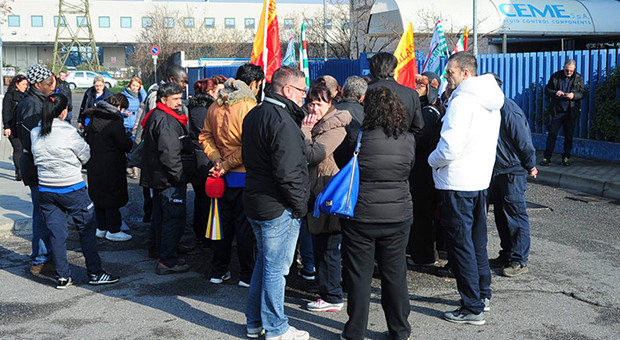 Redazione di Operai Contro, A Carugate (Milano) la Ceme spa ha uno stabilimento che produce valvole di sicurezza per elettrodomestici, dove lavorano 97 persone (90 operai e 7 impiegati). Martedì 5 giugno è arrivata la formale comunicazione dell’azienda, che testualmente recita: “La situazione come sopra rappresentata, impone alla società un’inevitabile, ancorch’è tempestiva, cessazione di ogni attività presso lo stabilimento di Carugate, con conseguente esubero di tutto il personale ivi impiegato”. venerdì 9 giugno, dalle 10 alle 12, effettueremo uno sciopero con presidio davanti ai cancelli dell’azienda. I guai per i dipendenti Ceme sono cominciati all’inizio dello scorso anno, quando […]