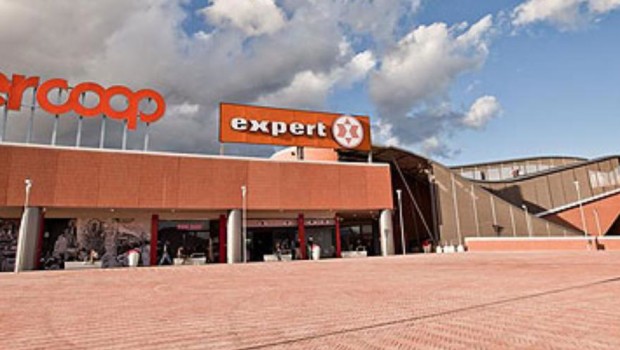 Redazione di Operai Contro, La Coop Sicilia ha comunicato la chiusura di alcuni punti vendita e l’apertura della procedura di mobilità per 273 esuberi sulla intera rete regionale, di cui 134 a Catania. Sergio Aliprandi della FILCAMS afferma: “Non accetteremo mai la semplice equazione: difficoltà finanziarie uguale al licenziamento di personale. La Coop Sicilia deve prima dare chiara dimostrazione concreta iniziando a tagliare gli sprechi, gli alti costi per i manager, i benefit elargiti ai quadri e responsabili di settore in maniera unilaterale. Se ci sono state operazioni finanziarie e di programmazione nella rete vendite improvvide, prima paghino i responsabili. Solo dopo […]