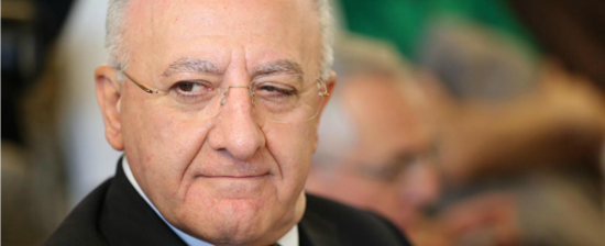 Caro Operai Contro, con i nuovi dati sui tumori in Campania e lo spettro delle elezioni anticipate, cresce l’afflato del presidente della regione Vincenzo De Luca, per la salute dei cittadini campani. Vorrebbe che Gentiloni prima che arrivino le elezioni, gli consegnasse lo scettro (e la cassa) di commissario alla Sanità campana. Una carica palleggiata da vent’anni tra commissari e sub commissari, nonché dallo stesso De Luca, molto sensibile alle scadenze elettorali, pardon, alla salute dei cittadini campani. Saluti da Portici   Articolo del Mattino di Napoli Tumori, ira del governatore De Luca «Serve subito il commissario» Il tempo […]