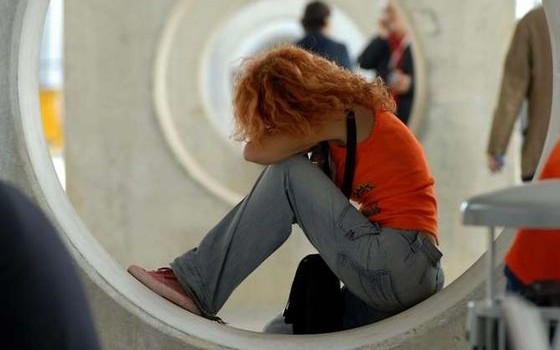 Licenziata a 63 anni, dopo oltre 20 di lavoro alle dipendenze dell’azienda. È accaduto alla Eutron di Pradalunga (Bergamo): oggi si è svolto il quinto sciopero, stavolta di 8 ore, di tutti i dipendenti a sostegno dalla collega. Lo stop arriva a pochi giorni dall’incontro fissato per lunedì 12 giugno all’Ispettorato territoriale del lavoro dove si affronterà il tentativo di conciliazione. Secondo la ricostruzione della Cgil, la donna è stata a lungo impiegata negli uffici, poi ha svolto il lavoro di operaia, dopo avere accettato un demansionamento pur di proseguire a lavorare, sapendo che l’avrebbe attesa una pensione di vecchiaia dagli importi […]