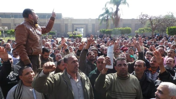 Sono trentadue i lavoratori arrestati e rinviati a giudizio per un sit-in pacifico a Torah, in un cementificio a sud del Cairo. Chiedevano la stabilizzazione e il pagamento degli stipendi arretrati per settantacinque addetti alla sicurezza. Decine di agenti di polizia hanno attaccato il presidio davanti alla fabbrica alle due del mattino di lunedì 22 maggio, arrestando ventidue persone sul momento e poi altre dieci in serata. Le accuse sono aggressione a pubblico ufficiale, resistenza all’arresto e intralcio alla giustizia. UNA PETIZIONE LANCIATA sabato e sottoscritta da decine di partiti, sindacati e oltre 250 personalità della società civile egiziana, […]