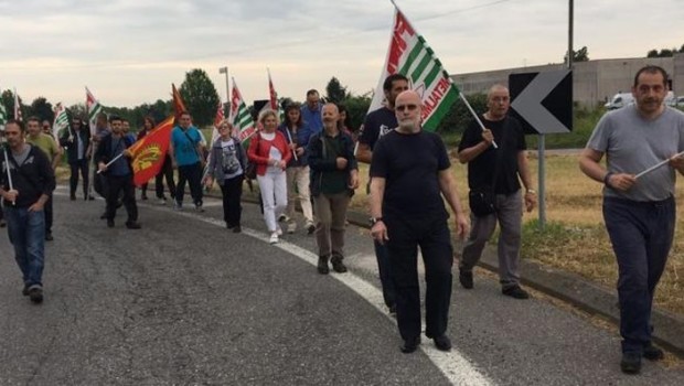 Caro Operai Contro, il sindacalista si lamenta perché con uno sciopero al mese, l’azienda non retrocede dalla decisione di licenziare 15 lavoratori su 85 dipendenti alla Elframo. Forse uno sciopero al mese è un po’ scarsino se vuoi veramente opporti ad un padrone che in pratica vuole licenziare il 20 per cento dei dipendenti. Operai, con il sindacalismo pantofolaio non abbiamo la possibilità di resistere veramente ai licenziamenti, alla volontà del padrone. Un sindacalismo operaio è possibile con il nostro impegno personale ma collettivo, per forme e tempi di lotta che lascino il segno per la loro incisività, e […]