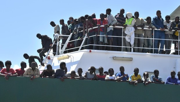 Redazione di Operai Contro, l’emigrazione di oggi è stata creata dai padroni. Hanno portato la guerra hanno depredato Asia e Africa. I grandi paesi imperialisti sono i responsabili Il capitaòlismo e alla fine e tenta di risolvere il problema dei migranti distinguendo i rifugiati dagli emigranti economici. Così parlano gli eroi del capitalismo – Il ministro Minniti chiede che i sopravvissuti del Mediterraneo siano sbarcati nei paesi delle navi che li salvano – Macron, l’eroe francese, afferma che gli unici di cui devono interessarsi i padroni sono i rifugiati. Operai dalla parte degli emigranti. Dobbiamo chiedere la libera circolazione […]