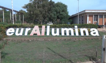 Caro Operai Contro, ieri nuovo presidio operaio sotto la Regione per azzerare i licenziamenti, superati dal promesso “rilancio del comparto industriale”, dello stabilimento di Portovesme. Affaticati i politici degli uffici della Regione Sardegna, sudano ogni giorno sette camice, per “definire gli allegati” inerenti la prassi burocratica. Poi lo sforzo sovrumano toccherà ai politici della “Provincia del Sud Sardegna che deve dare l’autorizzazione integrata ambientale”. “Auspichiamo di non dover mettere in atto, e che non siano necessarie, iniziative di più forte mobilitazione” dice un sindacalista, ma forse è proprio il caso che “iniziative di più forte mobilitazione” non siano più […]