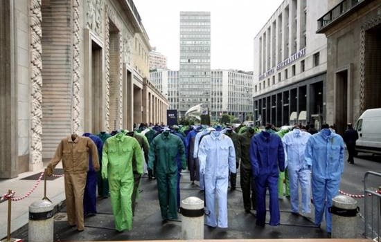 Caro Operai Contro, gli operai che lavorando per un padrone perdono la vita, è fuori da ogni dubbio che muoiono per il profitto. Per un pezzo di pane gli operai sono costretti a vendere la loro forza lavoro ad un padrone, che li sfrutta con l’unico scopo di fare profitto per lui e i borghesi che se lo dividono. All’interno del rapporto di lavoro sottomesso al profitto, si possono poi vedere le cause contingenti, le dinamiche, le cause “ultime” in ordine di tempo, entro le quali si verificano “gli infortuni sul lavoro”, compresi quelli gravi, invalidanti e mortali. Le […]