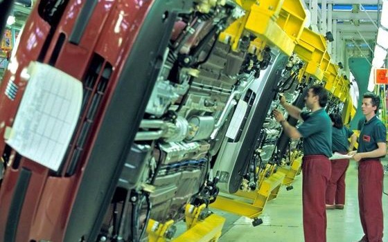 redazione di operai contro, Sono ormai due settimane che i lavoratori somministrati della centrale vernici della Fiat Sata di Melfi sono a casa senza lavoro. La Fca ha deciso di internalizzare l’appalto precedentemente affidato alla Ppg Service Sud Srl, assumendo direttamente i lavoratori che svolgono la propria attività nella centrale vernici di Sata. “Solo alcuni però: i lavoratori in somministrazione nel passaggio da Ppg a Fca sono stati lasciati a casa. Non si tratta tecnicamente di un licenziamento, ma lo è nei fatti: attraverso la modalità del mancato rinnovo del contratto di somministrazione”. Gli operai della Ppg, nel passaggio, hanno perso parte […]