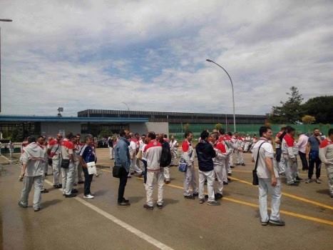 Ripubbliuchiamo una lettera Per noi lavoratori Fiat dello stabilimento G.B.Vico di Pomigliano d’Arco non c’è mai pace. Turni massacranti, contratti di solidarietà, sabati lavorativi ed ora una nuova tegola in testa anche i trasferimenti obbligatori per Cassino . Non è un aspetto da poco per chi lavora su turni che iniziano alle 6.00 o finiscono alle 22.00. E nell’arco del turno deve lavorare a ritmi estenuanti e pause ridotte all’osso. Io mi alzo alle 4:30 il tempo di lavarmi e vestirmi non prendo neanche il caffè perché non ho tempo percorro oltre mezzora con l’auto per arrivare in fabbrica […]