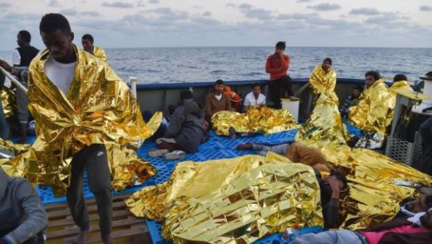 Caro Operai Contro, ogni giorno forza lavoro a 2 euro l’ora viene contrapposta agli operai inquadrati nei contratti collettivi di lavoro. Buona parte di questa forza lavoro sono migranti arrivati con i barconi guidati (come li chiamano i politici dei padroni e i loro mezzi d’informazione) da “imprendibili scafisti”, e “imprendibili trafficanti di uomini”. In realtà gli imprendibili scafisti e gli imprendibili trafficanti di uomini, sono moderni uffici di collocamento dei padroni e del loro governo, che approfittano dei migranti per immettere sul mercato forza lavoro, suo malgrado, ultra concorrenziale. Non si tratta di vecchie sacche arretrate della società, […]