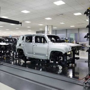 Agitazioni per eccesso di lavoro da una parte, sospensione della produzione per le “temporanee situazioni del mercato” dall’altra. Il calendario di Fca presenta in sequenza ravvicinata appuntamenti “fisiologici” per l’azienda, che rimettono però al centro dell’attenzione il rapporto tra lavoratori e industria in una stagione di riflessione – comune ad altri settori, basti citare i casi dell’Ilva o di H&M solo per richiamare gli ultimi esempi – sulla materia dello sciopero. In Fiat Chrysler le ultime novità riguardano gli stabilimenti di Melfi (Potenza) e Cassino (Frosinone), con uno sguardo su Mirafiori. Nel primo caso ai sindacati è stato spiegato […]