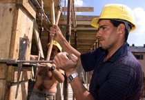 Redazione di Operai Contro, Confindustria rivede in forte rialzo le stime sul Pil per il 2017, indicando una crescita del +1,3%, contro il precedente +0,8%. Secondo le nuove previsioni di Confindustria, va meglio anche il Pil del 2018, al +1,1% (dal +1,0%). La correzione, rispetto ai dati di dicembre, è in buona parte dovuta all’innalzamento delle statistiche dell’Istat, viene spiegato. In generale, per il Csc l’accelerazione è stata trainata da “export e investimenti”. Confindustria ci invita all’allegria, ma è umana. Confindustria ci avverte: “Non bisogna dimenticare” che in Italia ci sono “7,7 milioni di persone cui manca il lavoro, […]