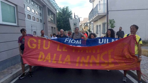 Pubblichiamo il comunicato dell’INNSE Un forte abbraccio, viene a voi, dagli operai e impiegati della INNSE Sono poche le situazioni in cui si resiste fino alle estreme conseguenze e voi siete una di queste, qualunque grande movimento di rivolgimento sociale inizia con la stretta unione, la solidarietà, delle situazioni in cui si resiste veramente, in cui non si cede alla prepotenza dei manager industriali, dei funzionari di Stato, situazioni dove con coscienza e determinazione si mette in discussione la loro necessità di fare profitti, di arricchirsi a qualunque costo sociale, lasciando sulla loro strada morti e feriti, operai consumati […]