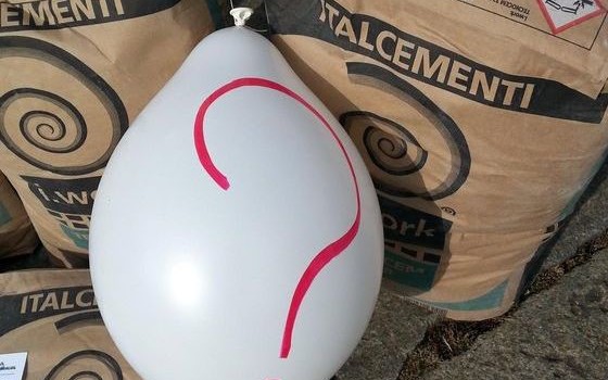 Redazione di operai Contro, Slitta al 31 luglio della data di licenziamento di 300 lavoratori Italcementi, già prevista per il 30 giugno. Questa è la grande vittoria dei sindacalisti. Gli operai devono aspettare la bontà del governo. Si resta quindi in attesa che il governo pubblichi il decreto che proroga la cassa integrazioni guadagni straordinaria. È questo il risultato ottenuto dalle organizzazioni sindacali di categoria Feneal Uil, Filca Cisl e Fillea Cgil, nell’incontro con i vertici di Italcementi, il 22 giugno presso la sede di Federmaco a Roma. Noi operai della italcementi siamo andati di CIGS in CIGS fino […]