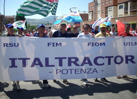 Redazione di Operai Contro, noi operai dell’Italtractor di Potenza – azienda del gruppo Titan che produce componenti per macchinari, in cui lavorano circa 300 operai abbiamo organizzato un presidio davanti allo stabilimento , per protestare contro «la decisione del gruppo di sospendere la produzione per mancanza di materie prime». Questa è una beffa. I sindacalisti ci avevano convinto ad accettare una riduzione dei premi di produzione. I sindacalisti ci spiegavano che era un modo per dimostrare senso di responsabilità e aiutare il padrone. Per tutta risposta i padroni hanno deciso di imporre ferie collettive ai dipendenti . Vatti a […]