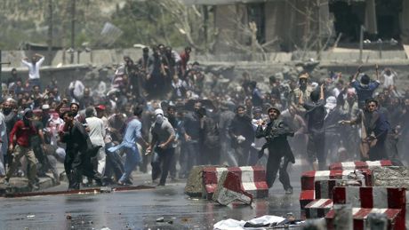  Stampa giordano stabile Migliaia di persone sono scese in piazza oggi a Kabul per protestare contro la mancanza di sicurezza dopo la strage di mercoledì, quando un camion-bomba, probabilmente dell’Isis, ha ucciso quasi 100 persone e ne ha ferite oltre 400. I manifestanti hanno cercato di raggiungere il palazzo del presidente Ashraf Ghani, all’interno della Zona Verde. Ma la polizia ha chiuso tutti gli accessi per timori di un assalto. I dimostranti chiedevano le immediati dimissioni del governo e hanno cercato di forzare i check-point. AP   Battaglia nelle strade I manifestanti, alcuni armati di pietre e bastoni, si […]