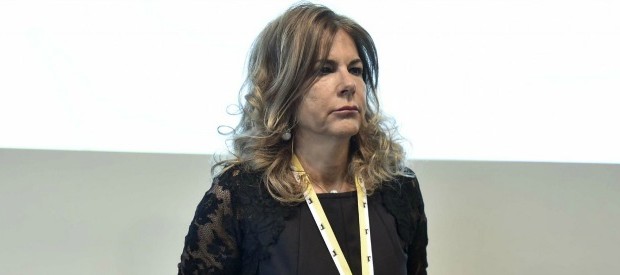 Redazione di Operai Contro,Marcegaglia è il presidente dell’ENI. Licenzia operai e acquista fabbriche. Marcegaglia è un padrone ed i politici sono suoi servi. Dal fatto quotidiano   Il piano per rilanciare l’Ilva presentato da ArcelorMittal e gruppo Marcegaglia, che pochi giorni fa si sono ufficialmente aggiudicati il siderurgico, secondo i tecnici incaricati di valutarlo non stava in piedi. Poco male per i commissari governativi, che lo hanno comunque giudicato migliore rispetto a quello della cordata concorrente Acciaitalia. E anche per il comitato di sorveglianza: a fine maggio l’organo di controllo che nelle grandi imprese in stato di insolvenza fa le veci del collegio sindacale ha dato parere […]