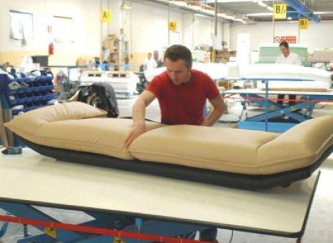 Redazione di Operai Contro, ùsono anni che politici e sindacalisti, collaborano con il padrone. Natuzzi è tanto sicuro che ci ricatta continuamente Un operaio Natuzzi dalla gazzetta del mezzogiorno Anna Larato SANTERAMO IN COLLE – Ritorna una forte preoccupazione tra i dipendenti della Natuzzi. La Natuzzi Spa ha preso atto della sentenza che la obbliga a reintegrare 3 operai dei 176 lavoratori che avevano rifiutato il ricollocamento presso la New.co e impugnato il licenziamento dell’ottobre 2016, contestando l’iter della procedura di mobilità applicata limitatamente ai collaboratori in Cigs presso lo stabilimento di Ginosa. Una lunga questione cominciata lo scorso […]