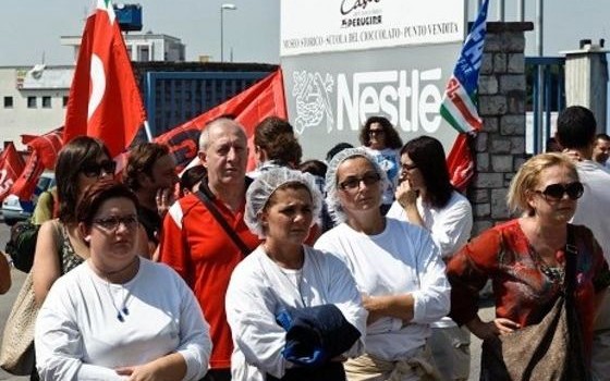 Redazione di Operai Contro, martedì 6 giugno a Perugia, l’amministratore delegato della Perugina Leo Wencell, ha annunciato che in Perugina “emerge l’esigenza di procedere ad un riequilibrio occupazionale che, ad oggi, stimiamo possa coinvolgere circa 340 addetti”. Praticamente vengono dichiarati esuberi metà degli operai. Negli ultimi anni il sindacato ha collaborato con la Perugina e ora la RSU è preoccupata Il 14 giugno assemble in fabbrica e poi la richiesta del solito tavolo per gestire gli esuberi Un operaio