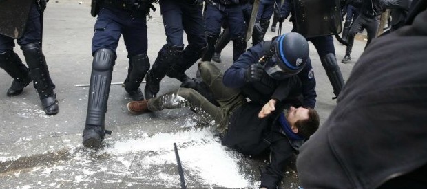 Redazione di Operai Contro, in Francia, come in tutta europa, lo stato di emergenza per gli attentati terroristici è  utilizzato dai governi per reprimere le proteste pacifiche di operai, lavoratori e giovani. Lo stato di emergenza è utilizzato dai padroni e dai loro governi per il così detto ordine pubblicco. Cioè l’ordine dei padroni. Il celebrato nuovo presdidente Macron, autore del jobs act francese, ha già annunciato che estenderà lo stato di emergenza.  Soloi reazionari al servizio dei padroni possono celebrare le misure eccezionali in Italia contro gli emigranti. I campi di concentramento di Minniti servono contro gli emigranti […]