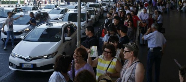 Stavolta nessuno potrà nascondere i dati o far finta che i lavoratori non sono arrabbiati. Non a caso i primi commenti dei soliti noti, Renzi e Delrio insistono sulla necessità di “riformare” lo sciopero. Coabs, Cub, Usb, Sgb hanno colto nel segno. Il sindacalismo di base unito sotto la bandiera del no alla privatizzazione e per il contratto nazionale hanno raccolto valanghe di adesioni. Roma è rimasta praticamente paralizzata, tanto che più di qualche commerciante ha sottolineato la straordinarietà dell’evento. A Milano la linea “cinque” è rimasta bloccata. Le perncentuali in tutte le città interessate, cioè quasi tuttii capoluoghi […]