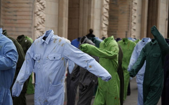 È il 31 maggio, suo marito ha 48 anni, lavora per una cooperativa esterna che sta allestendo una impalcatura all’Adriatica Arena di Pesaro. La cena è pronta, ma lui non arriva. Perché questo ritardo? E perché non risponde al telefono? E allora la donna comincia a chiamare tutti gli ospedali della zona, ma niente. Passa la notte così, al telefono, disperata, in attesa. E poi arriva l’alba e quella telefonata dall’ospedale di Pesaro, che durante la notte invece aveva rassicurato la donna, e quella frase: “Lei è la moglie di… suo marito non c’è più”. Lui era morto il […]