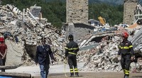 Redazione di Operai Contro, dopo il terremoto iniziato ad agosto 2016, le promesse ci hanno seppellito. Tutti avevano promesso. Le istituzioni avevano promesso. Il governo Renzi prima, il governo Gentiloni poi, i governatori regionali. Tutti. Hanno fatto credere agli abitanti del cratere più vasto della storia del nostro Paese – 131 comuni in quattro Regioni – che “presto” sarebbero tornati a una vita, tutto sommato, accettabile. Che “presto” sarebbe finita. Dieci mesi dopo, invece, non è nemmeno cominciata la ricostruzione: le macerie sono a terra, di casette ne sono arrivate pochissime, la ricostruzione è un miraggio. Le promesse dobbiamo […]