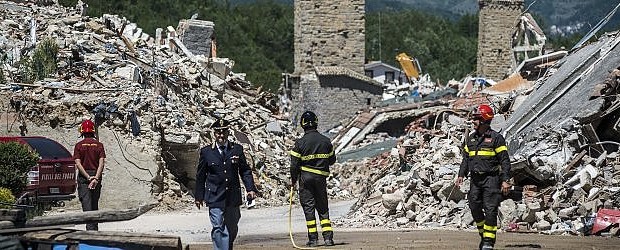 Redazione di Operai Contro, dopo il terremoto iniziato ad agosto 2016, le promesse ci hanno seppellito. Tutti avevano promesso. Le istituzioni avevano promesso. Il governo Renzi prima, il governo Gentiloni poi, i governatori regionali. Tutti. Hanno fatto credere agli abitanti del cratere più vasto della storia del nostro Paese – 131 comuni in quattro Regioni – che “presto” sarebbero tornati a una vita, tutto sommato, accettabile. Che “presto” sarebbe finita. Dieci mesi dopo, invece, non è nemmeno cominciata la ricostruzione: le macerie sono a terra, di casette ne sono arrivate pochissime, la ricostruzione è un miraggio. Le promesse dobbiamo […]