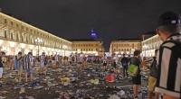 Pubblichiamo per il dibattito Torino, falso allarme bomba: folla in fuga, più di 1500 feriti nella piazza di Juve-Real Non servono kamikaze o camion lanciati sulla folla, esplosivi o mitragliatrici. Basta la somministrazione quotidiana di «cultura» della sicurezza, pratica della diffidenza, abolizione a grandi piccole picconate quotidiane della razionalità. L’altro è il pericolo: che dimentichi la borsa sul treno (beati i tempi in cui non facevi in tempo a perdere le cose che le fregavano!), che venga da lontano, che sia vestito di nero, che concorra allo stesso posto (sottopagato) di lavoro, che dorma in una stazione, che si […]