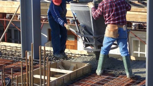 Caro Operai Contro, per impedire che gli operai impugnino il licenziamento e sia un giudice a pronunciarsi in merito, il padrone offre a ciascuno dei 21 operai della Elg Building&Tubes di Barghe, 3 mila euro (lordi) di buon’uscita. 3 mila euro per finire in mezzo a una strada licenziati. Forse le commesse sono state dirottate nell’altro stabilimento di Villanuova sul Clisi? Perché il padrone darebbe 3mila euro dal momento che già è arretrato col pagamento dei salari e che le spettanze compreso il Tfr verrebbero rateizzato? Forse è il caso che gli operai facciano sentire la punta degli scarponi […]